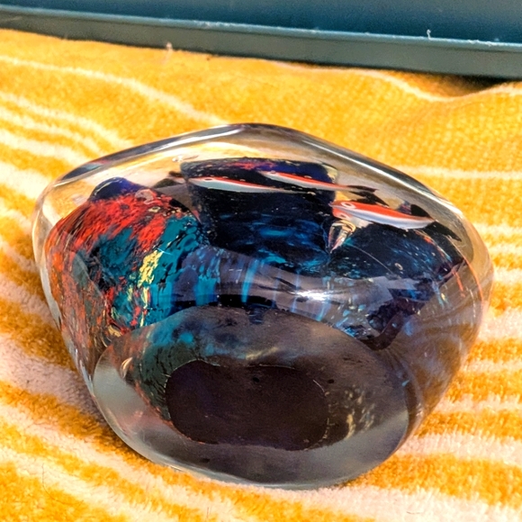 Art glass fish swimming paperweight decor - Picture 4 of 4